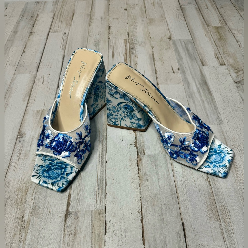 Betsey Johnson Roo Blue Floral Block Heels Women’s Size 10